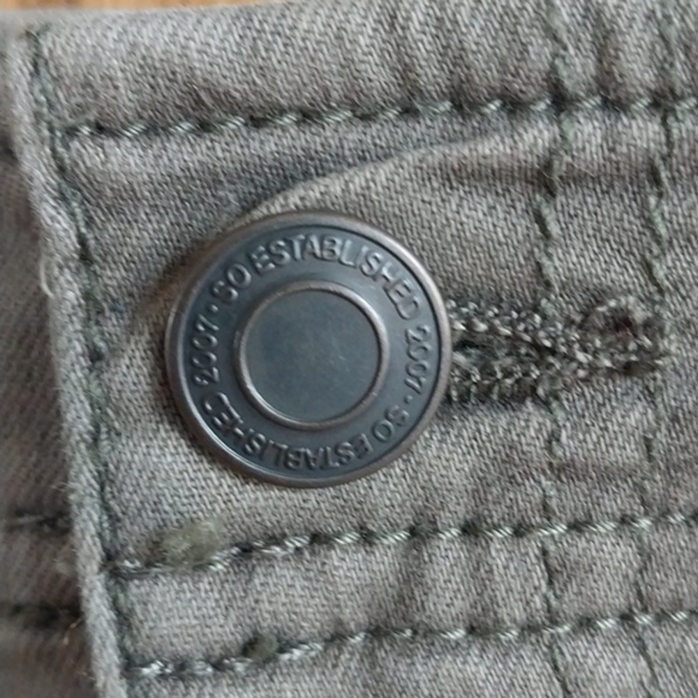 SO NWT High-Rise Utility Shorts Frayed Hem Size 13 Olive Green 2.5" Inseam - Picture 8 of 13